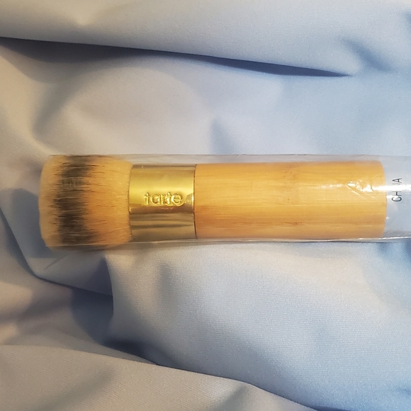 Set of two Tarte makeup brushes - Picture 2 of 6